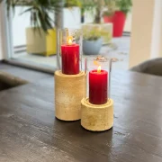 heller Kerzenständer-Set bestehend aus zwei Kerzenständern aus echtem sächsischem Sandstein und inklusive zwei Hurricane Kerzengläsern