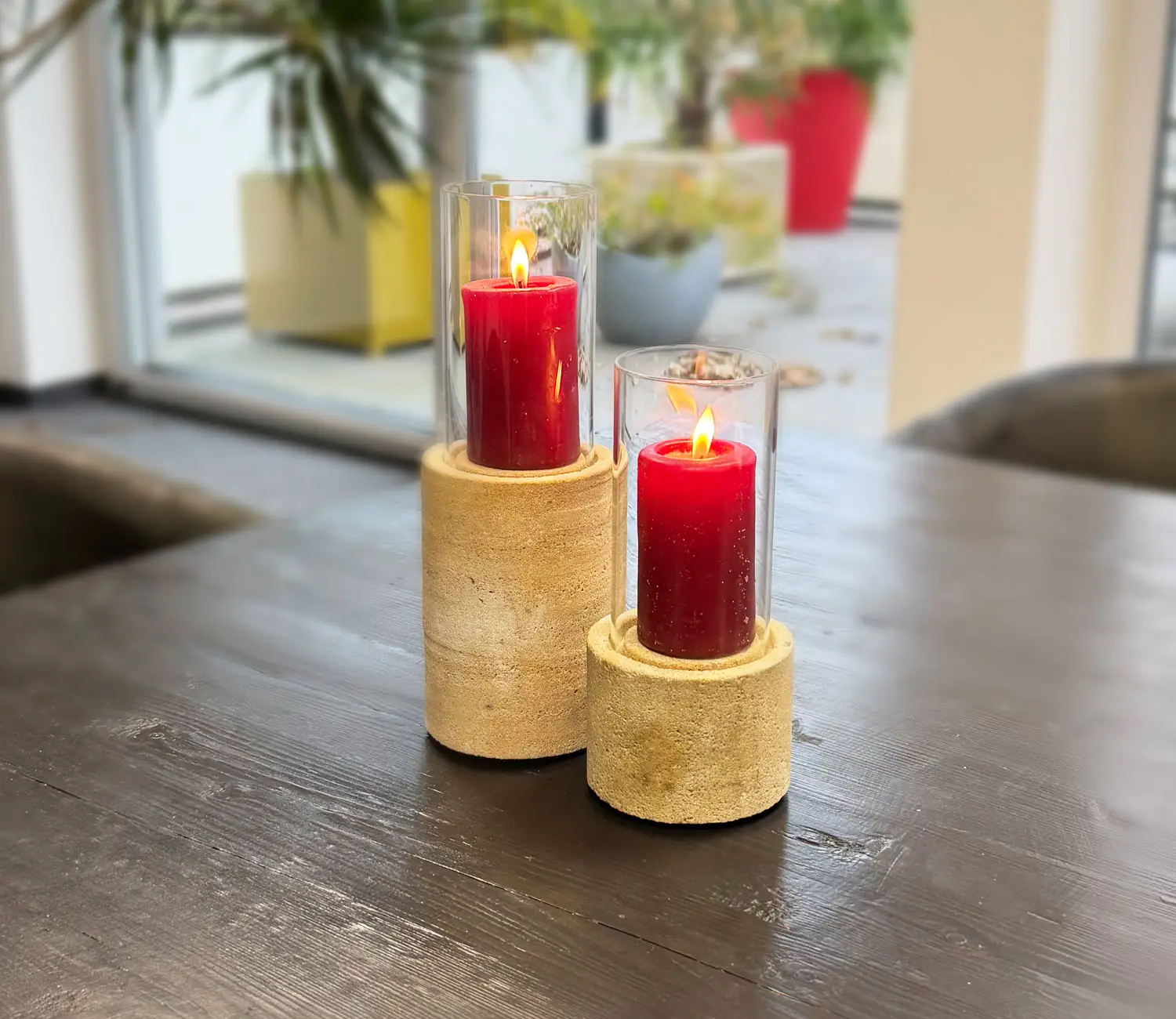 heller Kerzenständer-Set bestehend aus zwei Kerzenständern aus echtem sächsischem Sandstein und inklusive zwei Hurricane Kerzengläsern