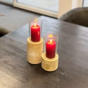 heller kleiner Kerzenständer aus echtem sächsischem Sandstein und inklusive einem Hurricane Kerzenglas