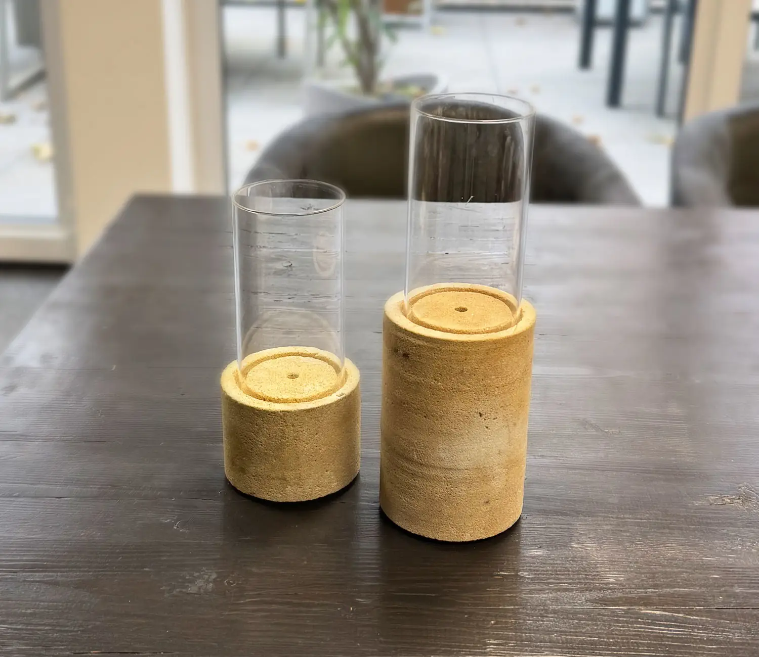 heller Kerzenständer aus Sandstein