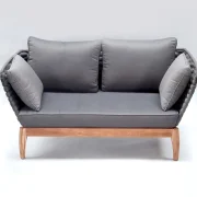 Lounge-Sitzbank Heidenau aus Akazienholz und XL-Rope-Geflecht aus Polyester in den Farben Brau und Grau und mit bequemen Rückenkissen und Sitzpolster