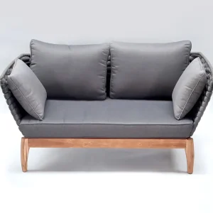 Lounge-Sitzbank Heidenau aus Akazienholz und XL-Rope-Geflecht aus Polyester in den Farben Brau und Grau und mit bequemen Rückenkissen und Sitzpolster