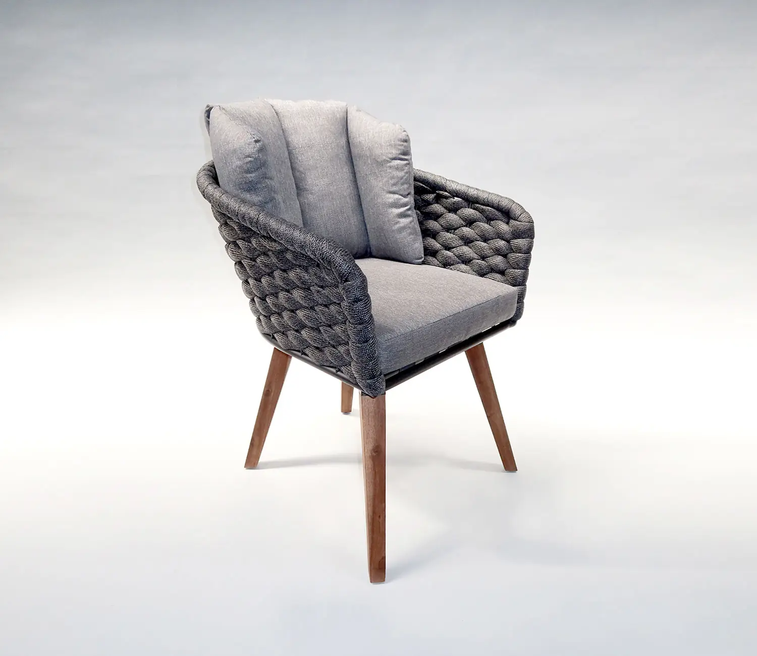 Sessel Bastei aus Stahl und Rope-Geflecht aus Polyester sowie Akazienholz in den Farben Grau und Schwarz sowie Braun und mit bequemen Rückenkissen