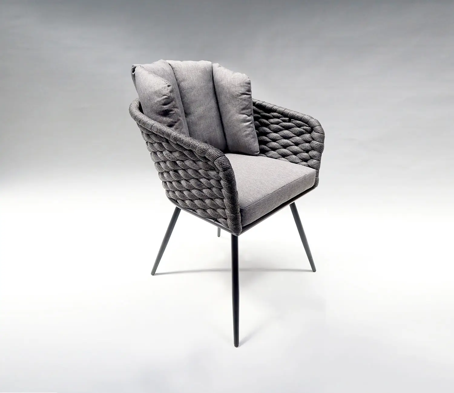 Sessel Bühlau aus Stahl und Rope-Geflecht aus Polyester in den Farben Grau und Schwarz und mit bequemen Rückenkissen