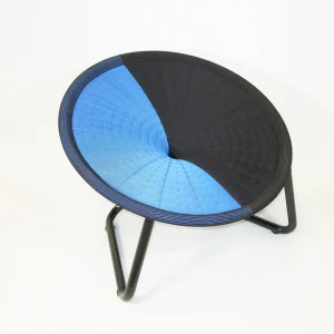 Runder Lounge-Sessel Kaditz mit 63 Zentimeter Durchmesser aus Edelstahl und Polyester 3D Strick in den Farben Blau und Schwarz