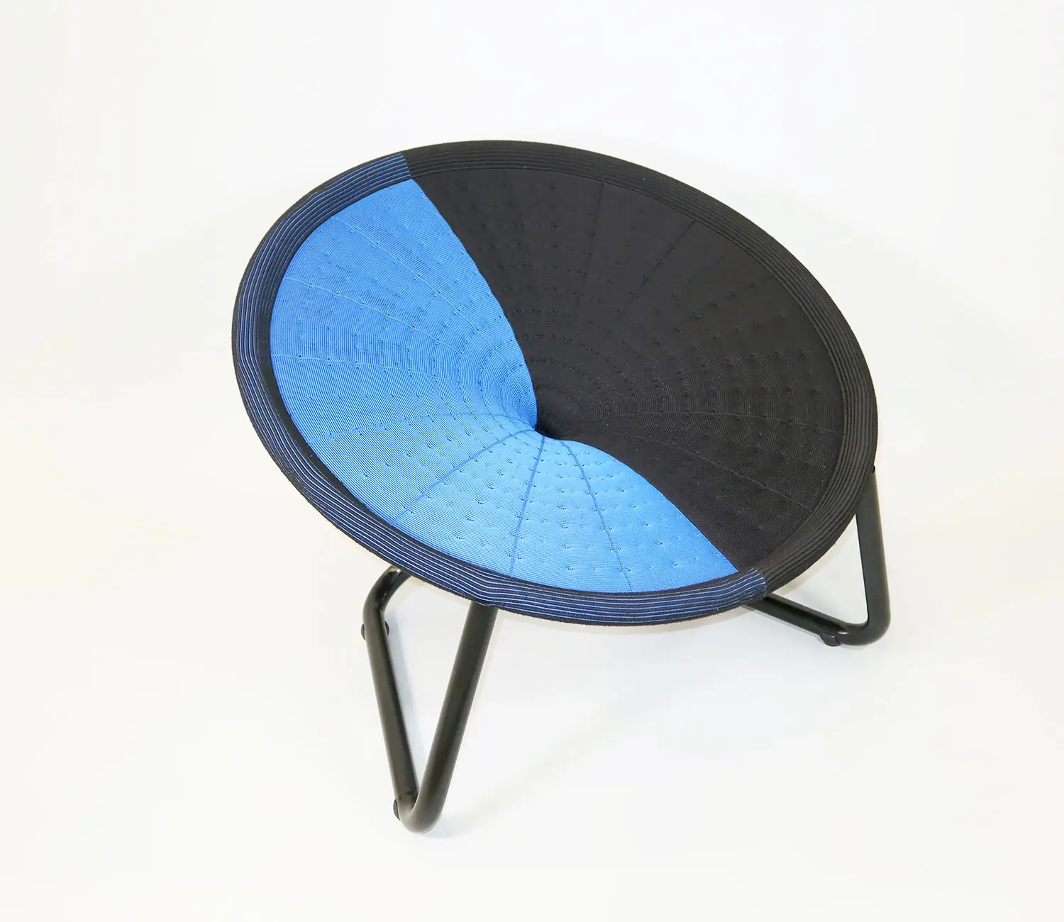 Runder Lounge-Sessel Kaditz mit 63 Zentimeter Durchmesser aus Edelstahl und Polyester 3D Strick in den Farben Blau und Schwarz