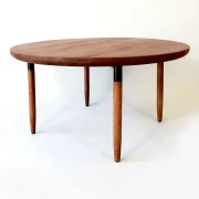 Kleiner runder Beistelltisch der Möbel-Serie Wachwitz mit 85 Zentimeter Durchmesser aus Edelstahl und Akazienholz in der Farbe Schwarz/Braun