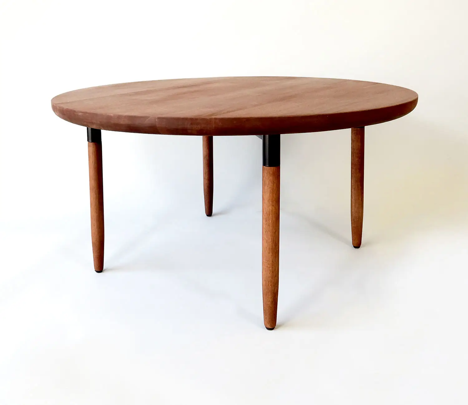 Kleiner runder Beistelltisch der Möbel-Serie Wachwitz mit 85 Zentimeter Durchmesser aus Edelstahl und Akazienholz in der Farbe Schwarz/Braun