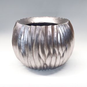 heller Vase-HLO-023A/13DB - edle handlackierte kugelförmige Vase in der Farbe Silber aus Polyuresin mit einer Höhe von 46 Zentimetern und Durchmesser 65 Zentimetern