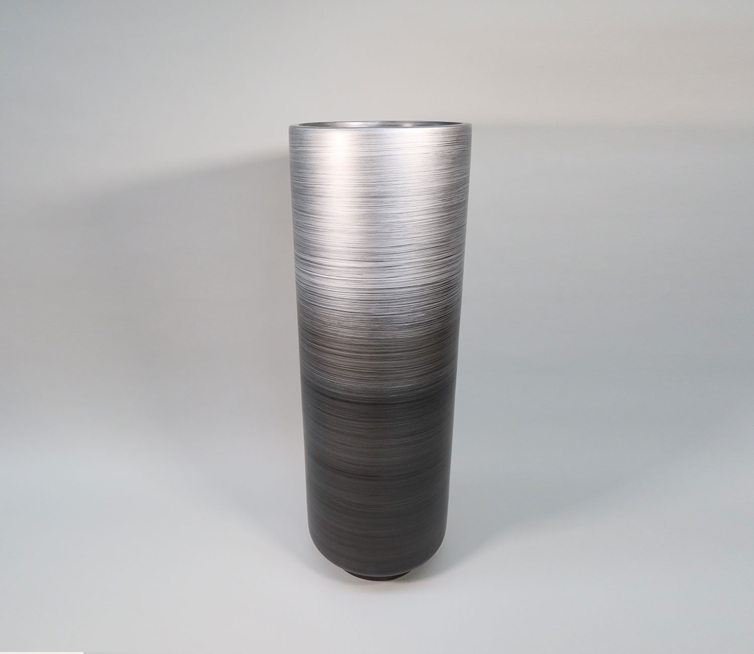 heller Vase-PMT-058A-13 - edle handlackierte Vase in der Farbe Silber/Schwarz aus Polyuresin mit einer Höhe von 100 Zentimetern und Durchmesser 34 Zentimetern