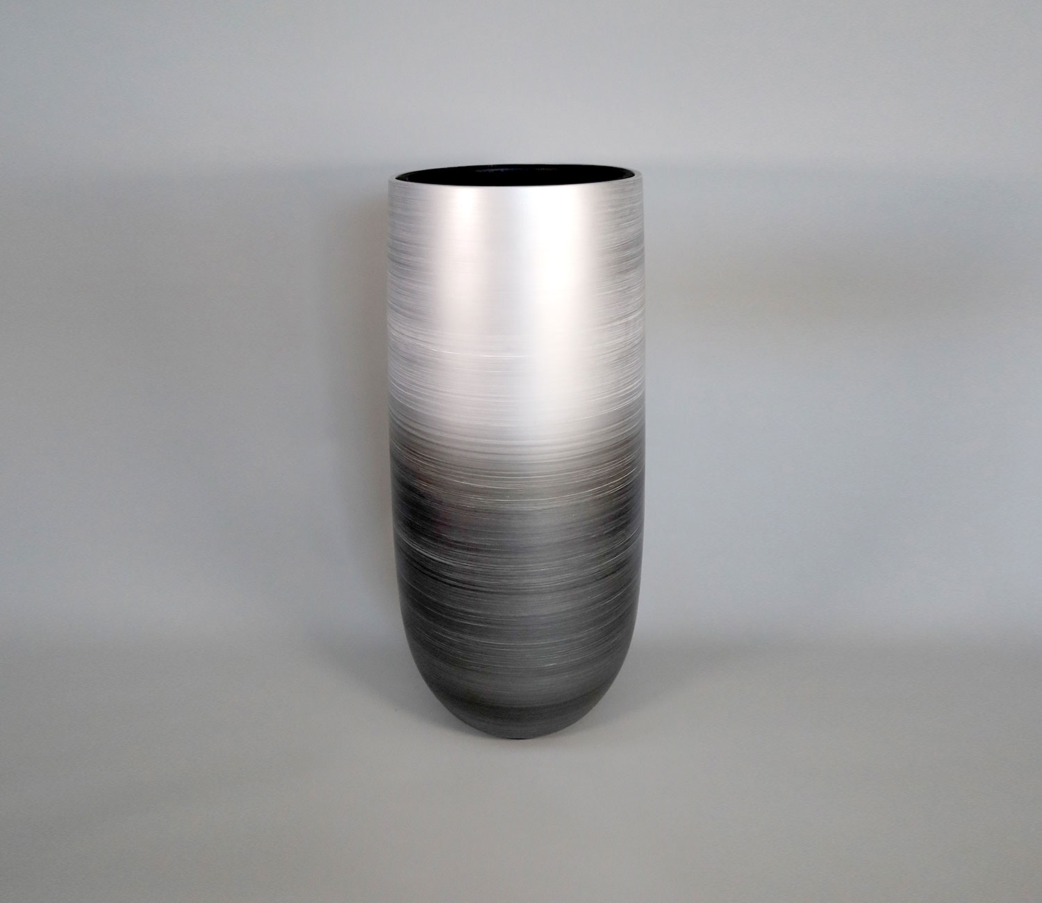 heller Vase PMT-060/2 - edle handlackierte Vase in der Farbe Silber/Grau aus Polyuresin mit einer Höhe von 100 Zentimetern und Durchmesser 46 Zentimetern