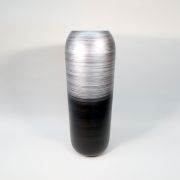 heller Vase PMT-070B/13 - edle handlackierte kugelförmige Vase in der Farbe Silber/Schwarz aus Polyuresin mit einer Höhe von 95 Zentimetern und Durchmesser 34 Zentimetern