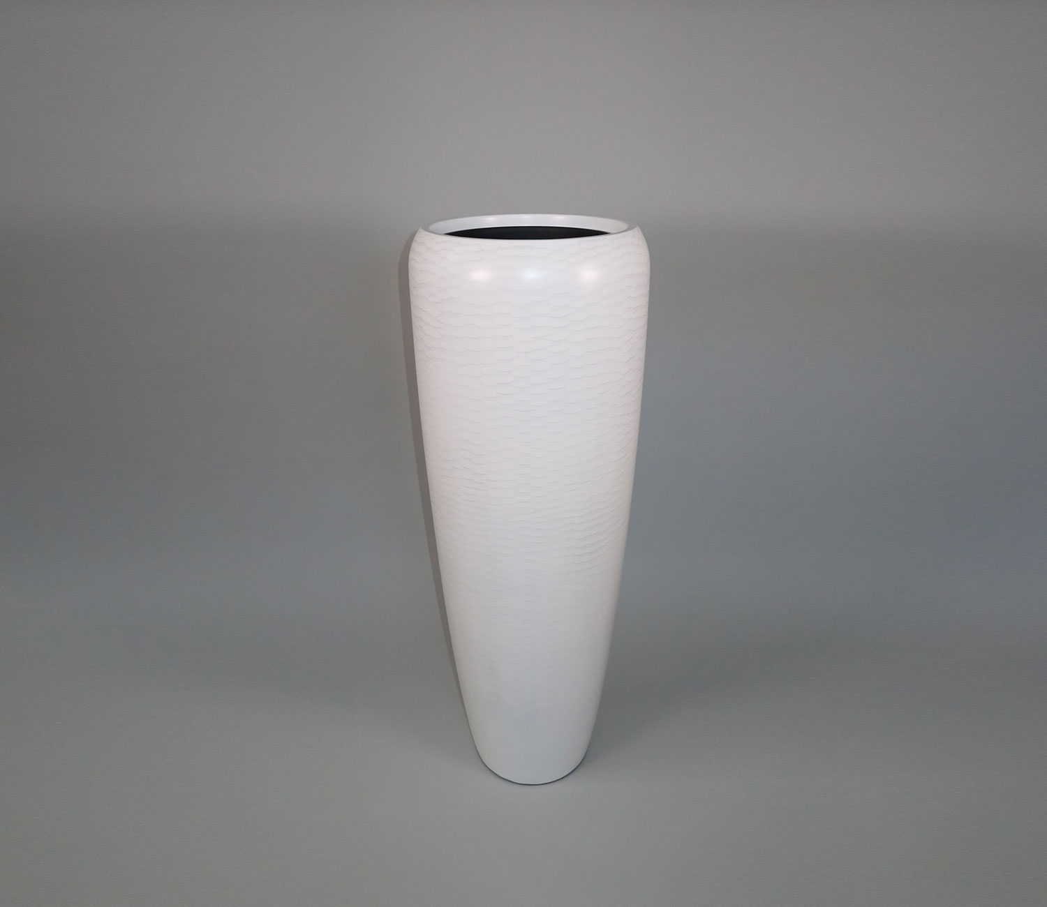 heller Vase PMT-092B/2 - Edle handlackierte Vase in der Farbe Weiß aus Polyuresin mit einer Höhe von 97 Zentimetern und Durchmesser 34 Zentimetern