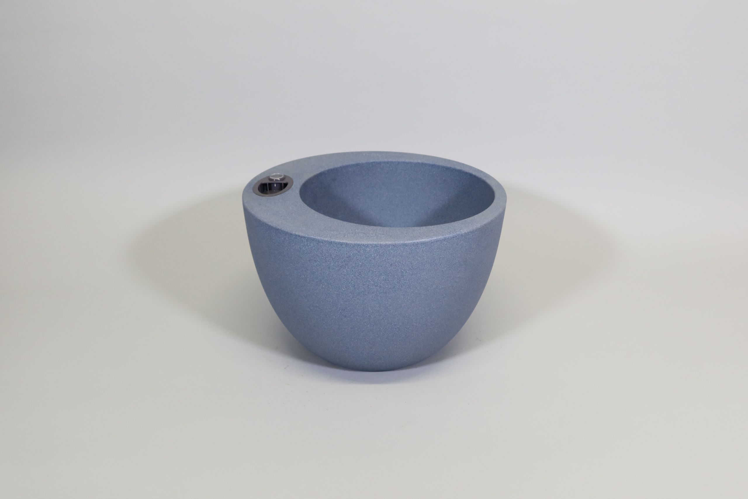 Selbstbewässerndes Pflanzgefäß „podd PROMNITZ“ in der Farbe Taubenblau Naturstein